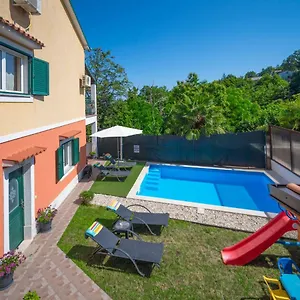 https://apartment-pobarska-cesta-4-b.primorje-gorskikotar.com